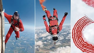 Paracaidista forma figuras de humo en el aire mientras realiza piruetas en festival militar
