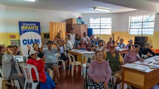 Abuelitos de hasta 90 años de edad aprenden a leer y escribir en Carmen de la Legua
