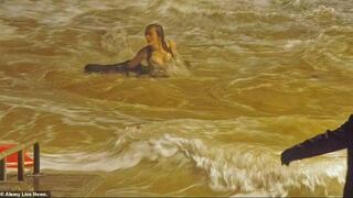 Mujer casi pierde la vida al sacarse selfi en el mar en medio de gran tormenta