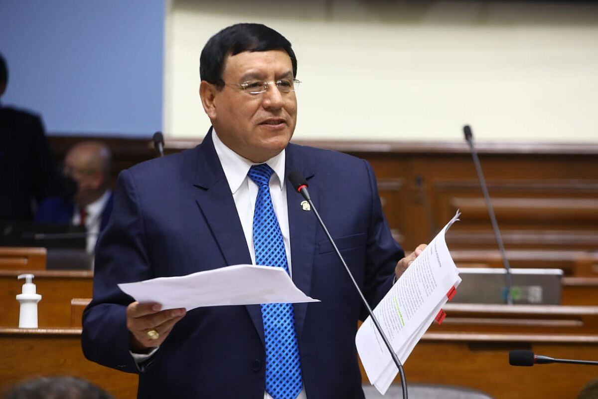 Alejandro Soto está empapelado por sus tesis de maestría y doctorado. (Foto: Congreso)