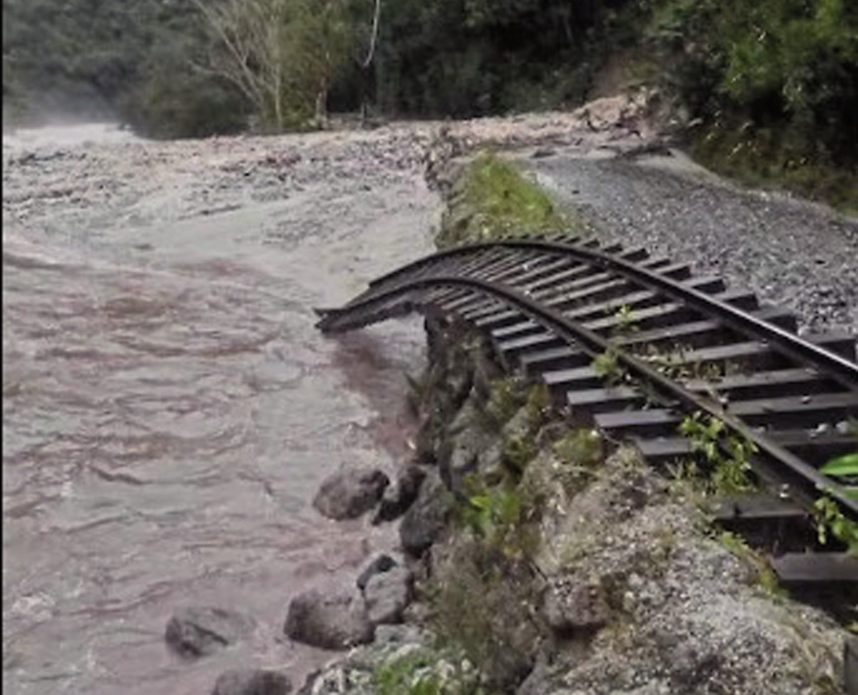 Vía férrea hacia Machu Picchu sufrió graves daños por deslizamientos.