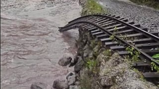 Huaico corta vía a Machu Pichu, suspenden servicio de trenes y turistas sufren
