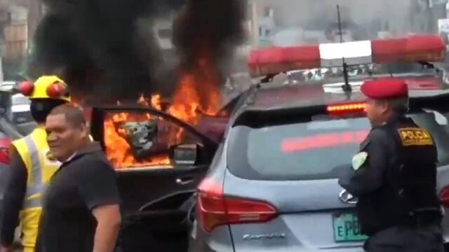 Auto se incendia en la avenida México en La Victoria | VIDEO