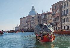 Roedor gigante es la sensación y encabeza famoso desfile acuático en Carnaval de Venecia