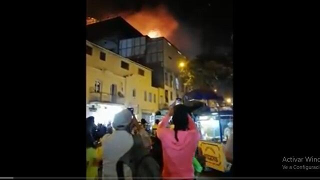 Mesa Redonda: un incendio consume galería ubicada en cruce de jirones Puno y Andahuaylas