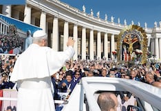 Papa León XIV bendice al Señor de los Milagros en la Plaza de San Pedro