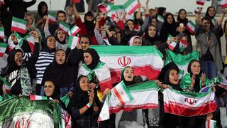 Mujeres iraníes regresan al estadio y llenan de color las tribunas en el partido entre Irán vs. Rusia que terminó 1-1