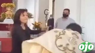 Mujer golpea y cachetea a sacerdote en pleno Jueves Santo | VIDEO