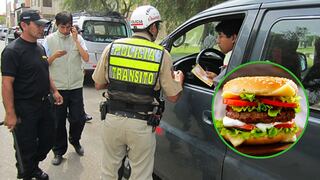 Disimula que estaba sobrio y entregó una hamburguesa en vez de carné de conducir a policía