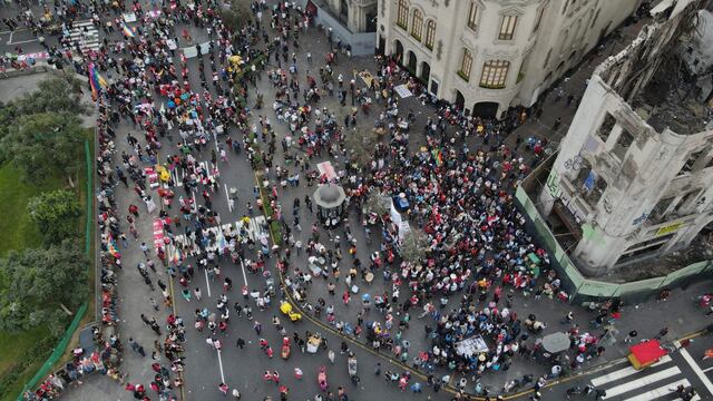 }Manifestantes recorren las diferentes partes del centro de Lima en rechazo al gobierno de Dina Boluarte