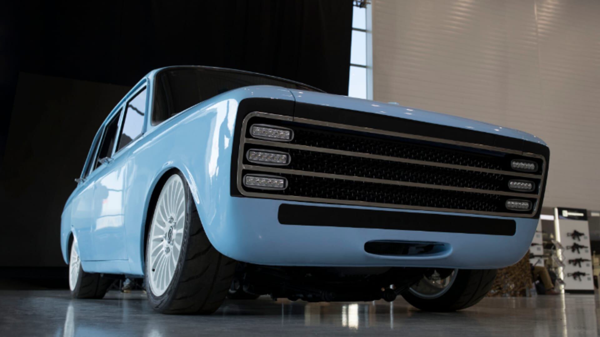 Este Kaláshnikov es un auto que promete.