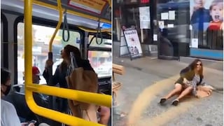 Mujer le escupe en la cara a un hombre y este la empuja fuera del bus en el que viajan 