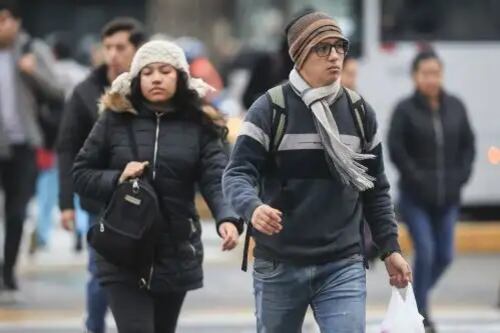 La población sigue abrigándose en plena primavera.