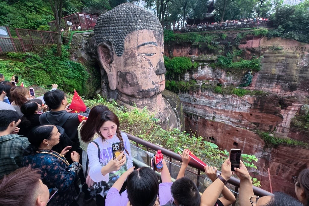 Buda Maitreya tallado hace 1.300 años en la ladera se vuelve sensación y nuevo influencer espiritual