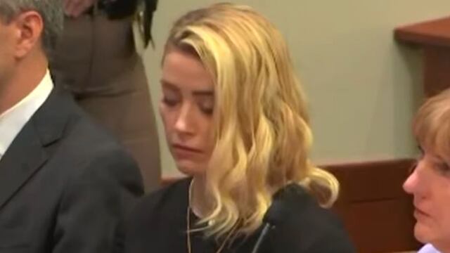 Amber Heard con la cara desencajada y mirando al suelo oír la sentencia del juicio que le entabló Johnny Depp