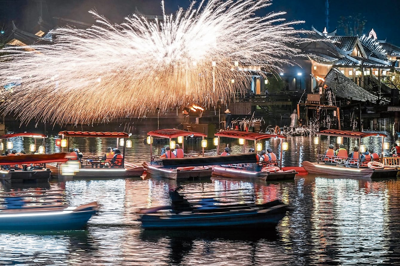 Los fuegos artificiales de hierro fundido impresionan a los turistas nacionales y extranjeros.