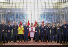 Dina Boluarte limpia a militares y policías por crímenes entre los años 1980 y 2000