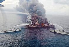 Buque gigante se incendia y fuego se resiste a ser controlado en alta mar