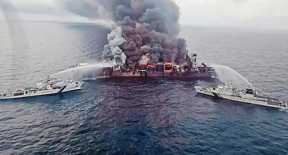Barco Explotando Buque gigante se incendia y fuego se resiste a ser controlado en alta ...