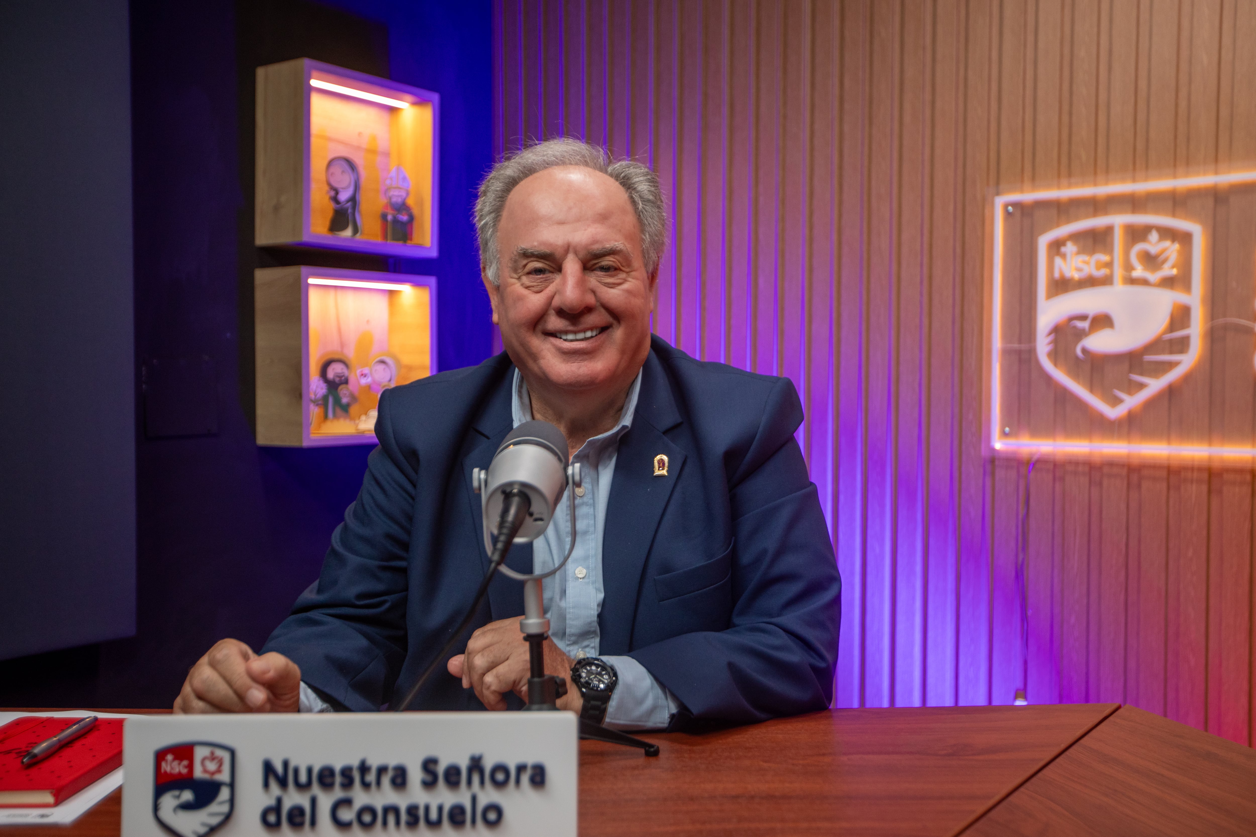 El padre Pablo tiene más de 30 años llevando el mensaje de Dios a través de la radio y la televisión. Foto: Corina Deza.