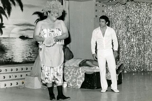 A los 17 años, Barraza ingresa a la Universidad Católica a estudiar la carrera de Ciencias de la comunicación; carrera que no concluye, pues decide enfocarse en el humor que desarrolló durante su infancia. Aquí con su inseparable amigo el 'Gordo Casaretto'. Foto: GEC Archivo Histórico