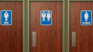 Demandan al gobierno de Barack Obama por baños para transexuales