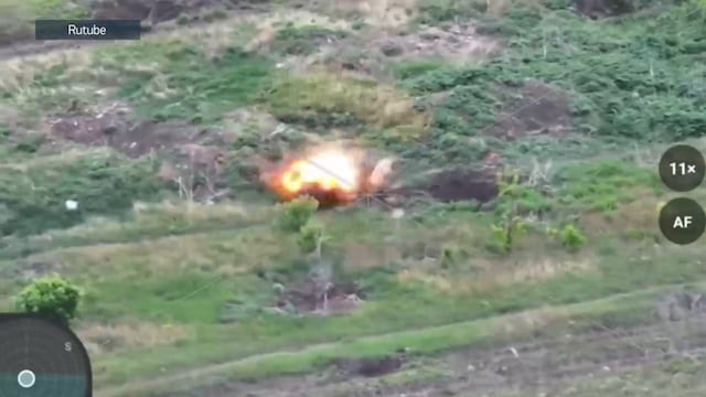 Soldado ruso derriba a dron ucraniano y lo hace explotar con golpe de su morral | VIDEO