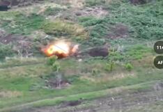 Soldado ruso derriba a dron ucraniano y lo hace explotar con golpe de su morral | VIDEO