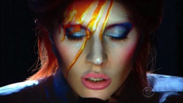 La artista canalizó toda la influencia que Bowie tuvo sobre ella en una espectacular puesta en escena