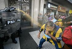 Hinchas de clubes de fútbol se unen a jubilados para protestar contra Javier Milei