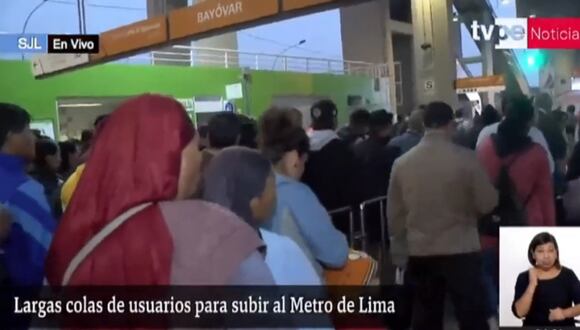 Largas colas de usuarios para subir al Metro de Lima. Foto: TV Perú Noticias