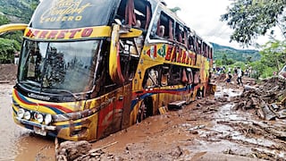 Huaico arrastra a bus con pasajeros en Chanchamayo