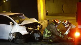 Vía Expresa: chofer herido tras chocar su auto con columna de puente México | VIDEO