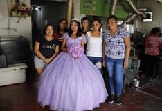 Chica se toma las fotos de su quinceañero en trabajo de su abnegada mamá