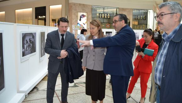 La inauguración de la exhibición fotográfica “Shipibo-Konibo: Retratos de mi sangre”, tuvo lugar en el centro comercial Panora en la capital Ankara.