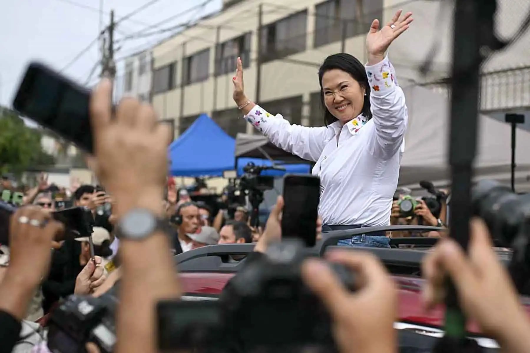 Los candidatos presidenciales de Fuerza Popular, Keiko Fujimori, y de Juntos por el Perú (JP), Roberto Sánchez, pelean voto a voto; pero la fujimorista espera remontar y ganar con el voto extranjero que de momento casi no está registrado.