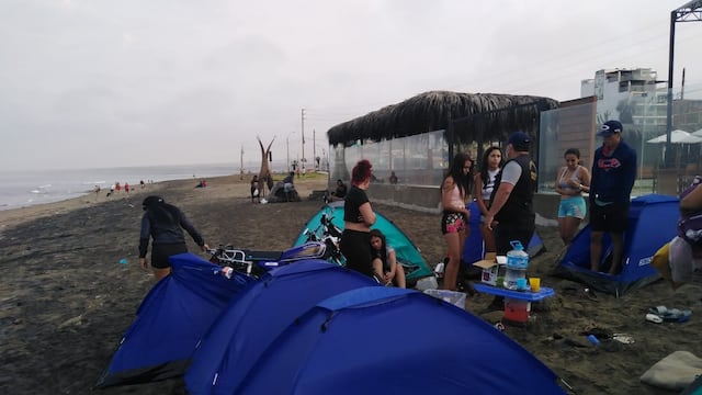 Extranjeros no respetan medidas sanitarias y arman carpas en playa trujillana | FOTOS