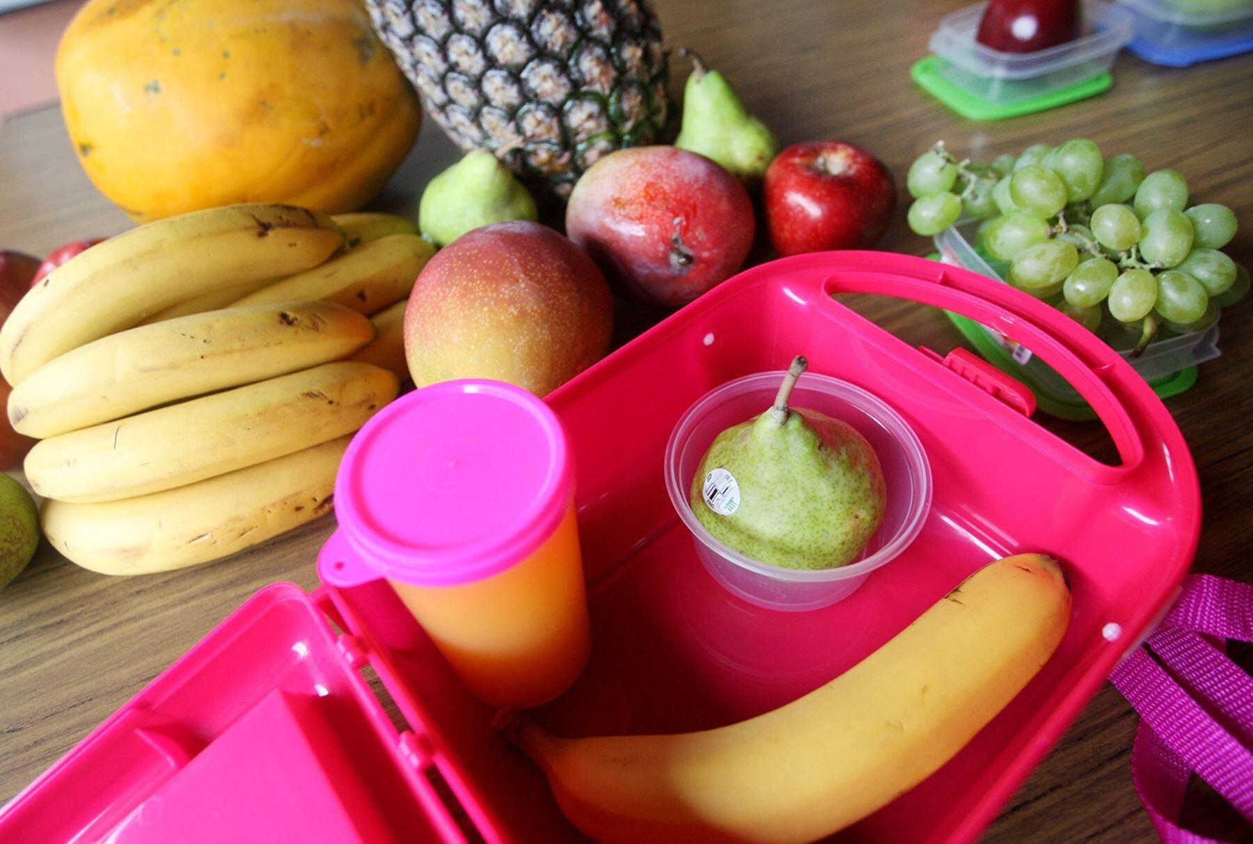 Es recomendable preparar la lonchera mientras el escolar va tomando el desayuno, pues los alimentos pueden soportar hasta 4 horas sin refrigeración. (Foto: Martín Herrera)