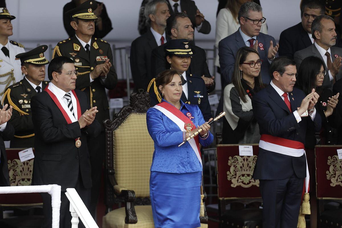 Dina Boluarte aplaude el despliegue militar y policial en el desfile que atravesó la Av. Brasil en la tradicional ceremonia que desplegó a miles de agentes del orden de todos los estamentos. (Foto: Julio Reaño / @photo.gec)