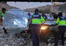 Camioneta tumba poste y cae al Río Rímac en aparatoso accidente (VIDEO)