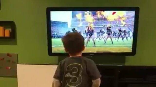 Twitter: Niño causa furor al imitar a Beyoncé en el Super Bowl [VIDEO]