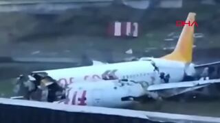 Un avión se sale de pista en Estambul al aterrizar y se parte en tres | VIDEOS