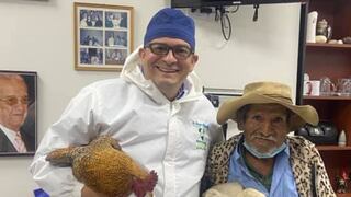 Anciano agradece a un doctor que va a operarlo gratis obsequiándole dos rechonchas gallinas