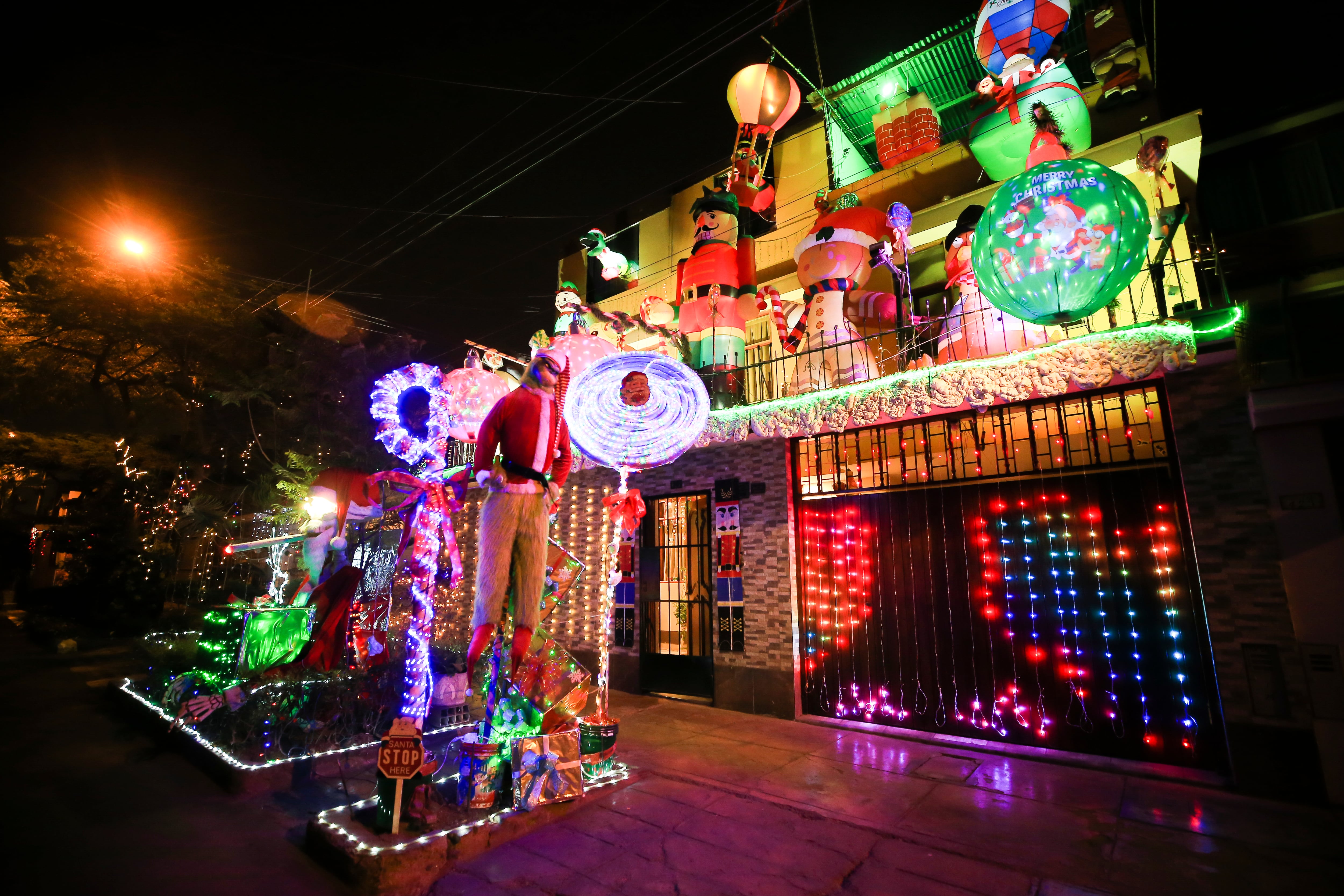 (foto: Cesar Bueno / gec).
Vecinos del pasaje Andrés Rázuri, ubicado en la urbanización Retablo, en el distrito de Comas. Decoran sus fachadas con luces, nacimientos, papa noel y el grinch.