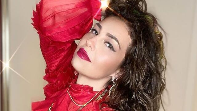 Thalía posa igual a su personaje en “Marimar”: Con un vestido rosa de plumas y collar de perlas