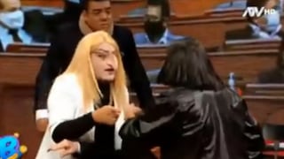 “JB en ATV” hizo parodia del jaloneo de María del Carmen Alva contra la congresista Isabel Cortez