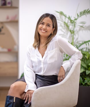 FOTOS A LA SEXOLOGA ROMINA CASTRO EN SU CONSULTORIO