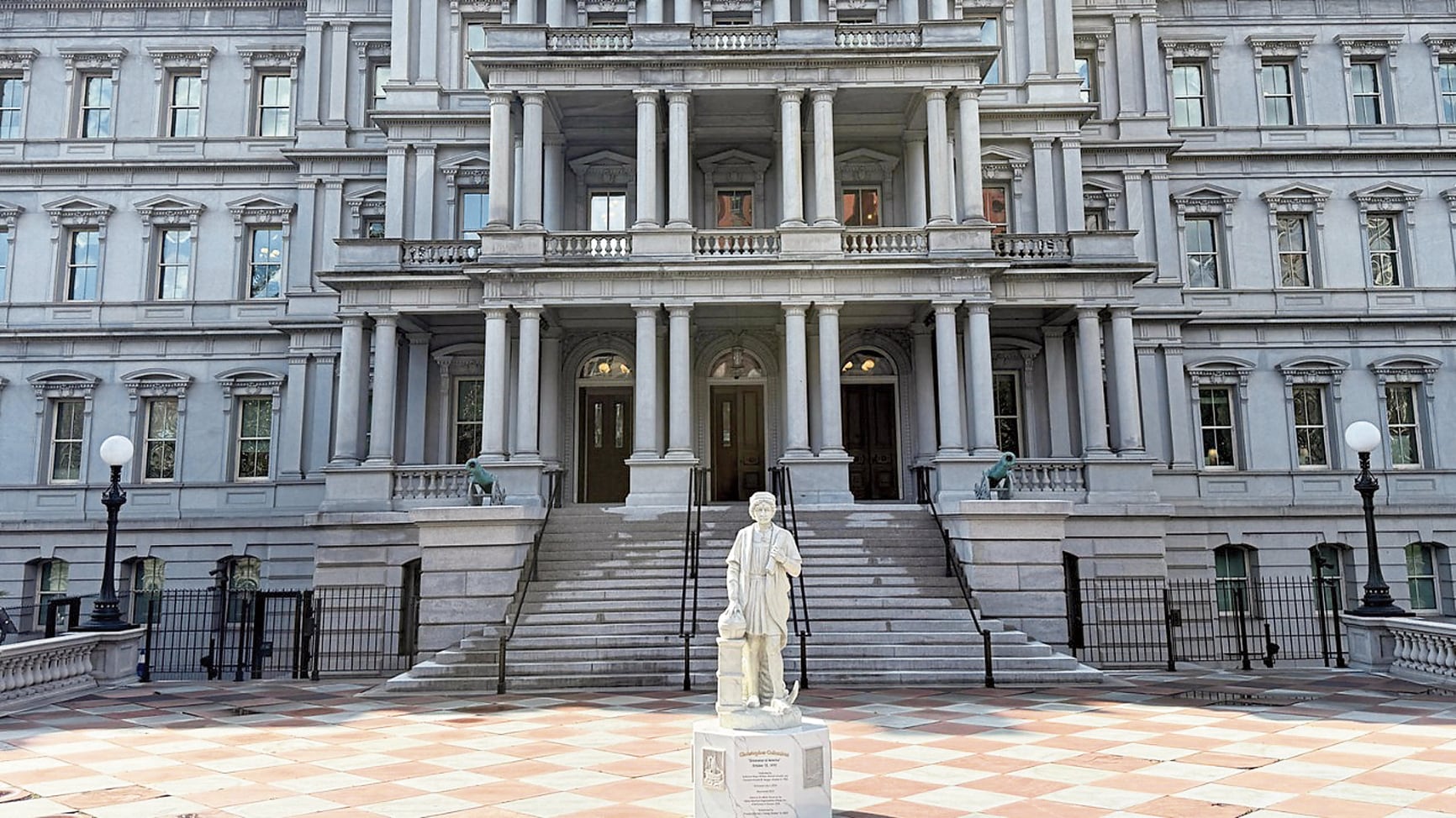 La estatua de Cristóbal Colón está detrás de rejas frente al Edificio de Oficinas Ejecutivas Eisenhower, a fin de evitar que sea vandalizada.