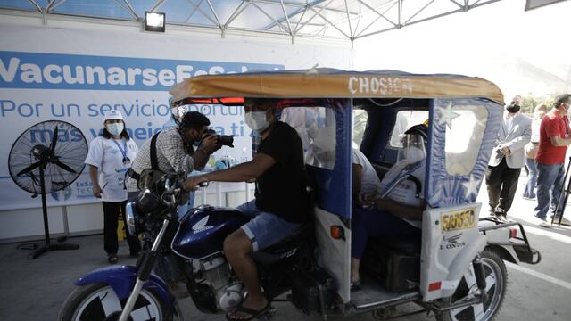 En auto y mototaxi: así acuden adultos mayores a vacunarse en la explanada del Monumental | FOTOS