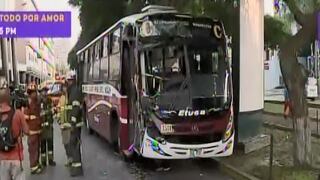 Siete heridos tras choque de bus contra camión frente a Real Plaza de la avenida Salaverry
